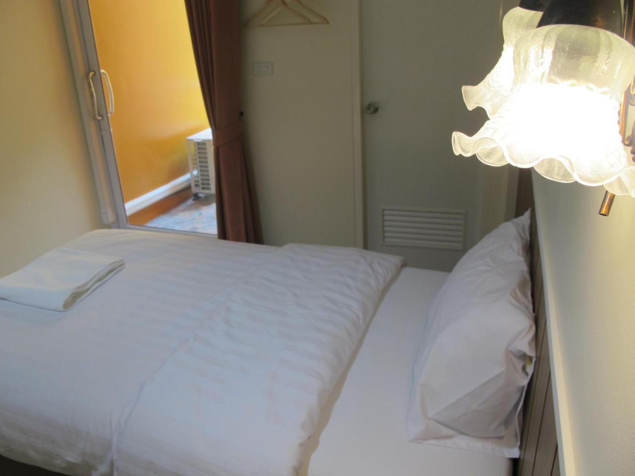 Baan Wanchart Hostel Bangkok Kültér fotó